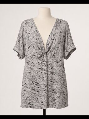 Daisy Fuentes 2X Gray Black Abstract Twist Front Tunic Top